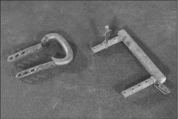 Figure 2.6 Kettlebell handle: single piece and multipiece.